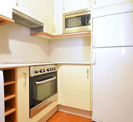 Galihost - Con Piscina En El Centro De Apartamento